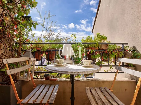 BUC APPARTEMENT AU COEUR DU VILLAGE