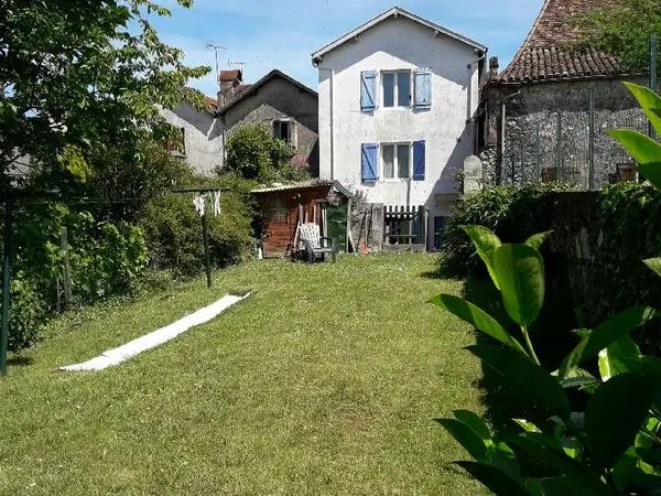T2 dans maison de ville au calme + jardin en commun