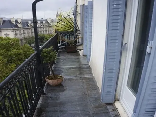 Batignolles dernier étage 2pièces terrasse immeuble refait
