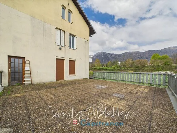 Local commercial 4 pièces 434 m²