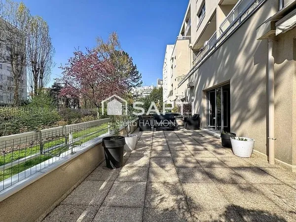 Appartement spacieux avec terrasse, parking et cave au coeur de Bécon