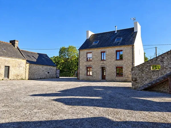 LE JUCH - Corps de ferme restauré - 186 m² - Dépendances - Terrain d'environ 6 000 m²
