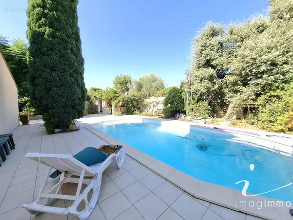 Au calme, découvrez cette villa pleine de charme avec 4 chambres sur une parcelle de plus de 600 m2 