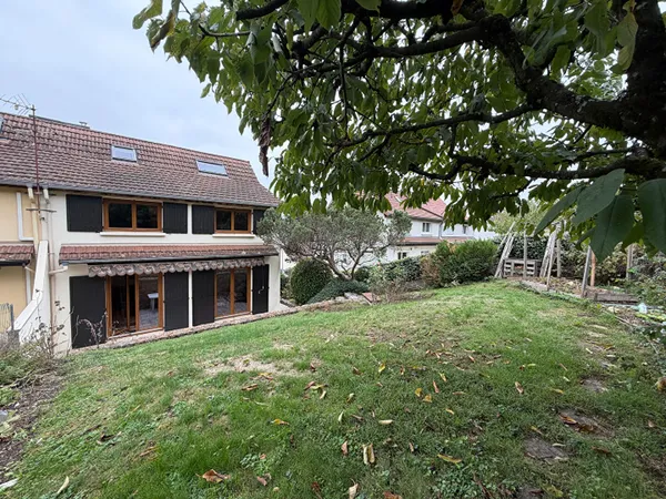 Charmante maison 6 pièces à Cognin, avec jardin, terrasse et garage, proche écoles et commodités !