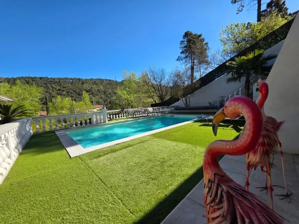 Villa 200m² -4 chambres - dépendance 2chambres  -piscine.
