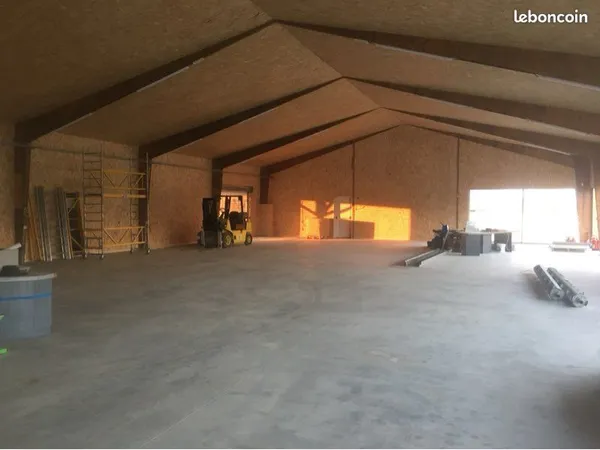 À louer bâtiment 600 m² avec vitrine