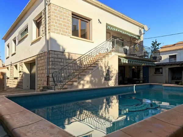 Maison 170 m2, 5 chambres, piscine, deux garages.