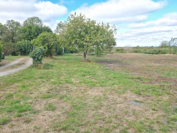 Terrain d'environ 370m² à Saint Malo De Guersac dans une rue calme à proximité du Belvédère de Rosé