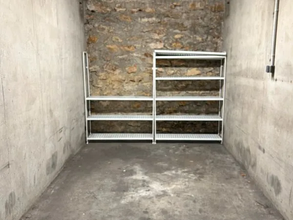 Box fermé 12 m2 - Paris - à 200 mètres du Grand Rex