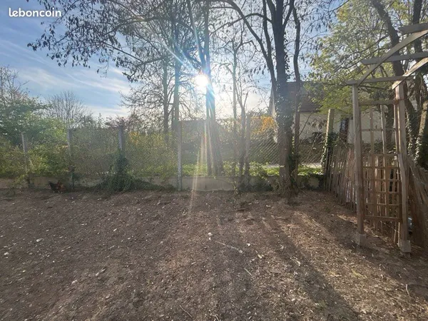 Terrain de 218 m² - Saint-Doulchard - Environnement résidentiel