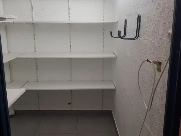 Belle Cave pour Stockage 5 m² - saine, facile d'accès, équipée et sécurisée - Cannes Grand Parc - Ca