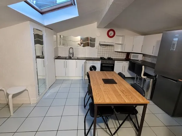 Studio F1 meublé avec clim et coin chambre séparée