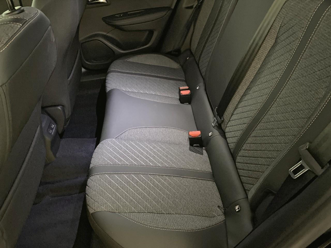 Peugeot 2008 hybrid 145 ch e-dcs6 allure — photo 10
