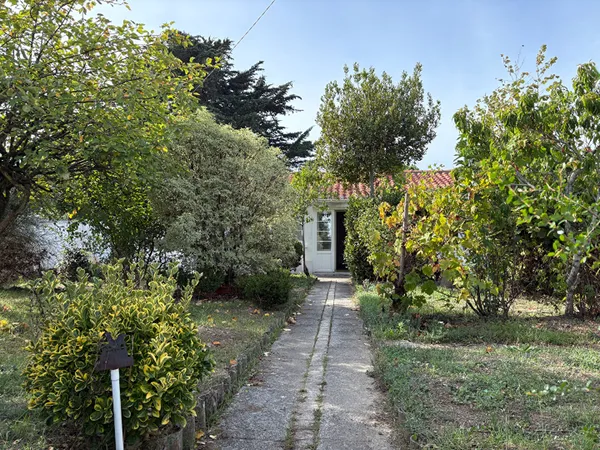 Maison Saint Gilles Croix De Vie 2 ch et garage sur terrain arboré et clos