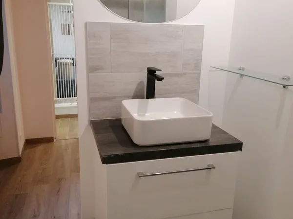 Chambre avec salle de bain privative dans colocation conviviale