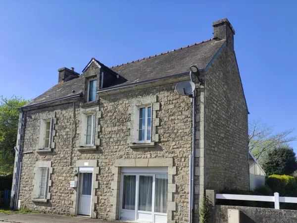 Charmante maison de bourg offrant cuisine, séjour, 2 chambres, SDE, grenier et véranda avec vue sur 