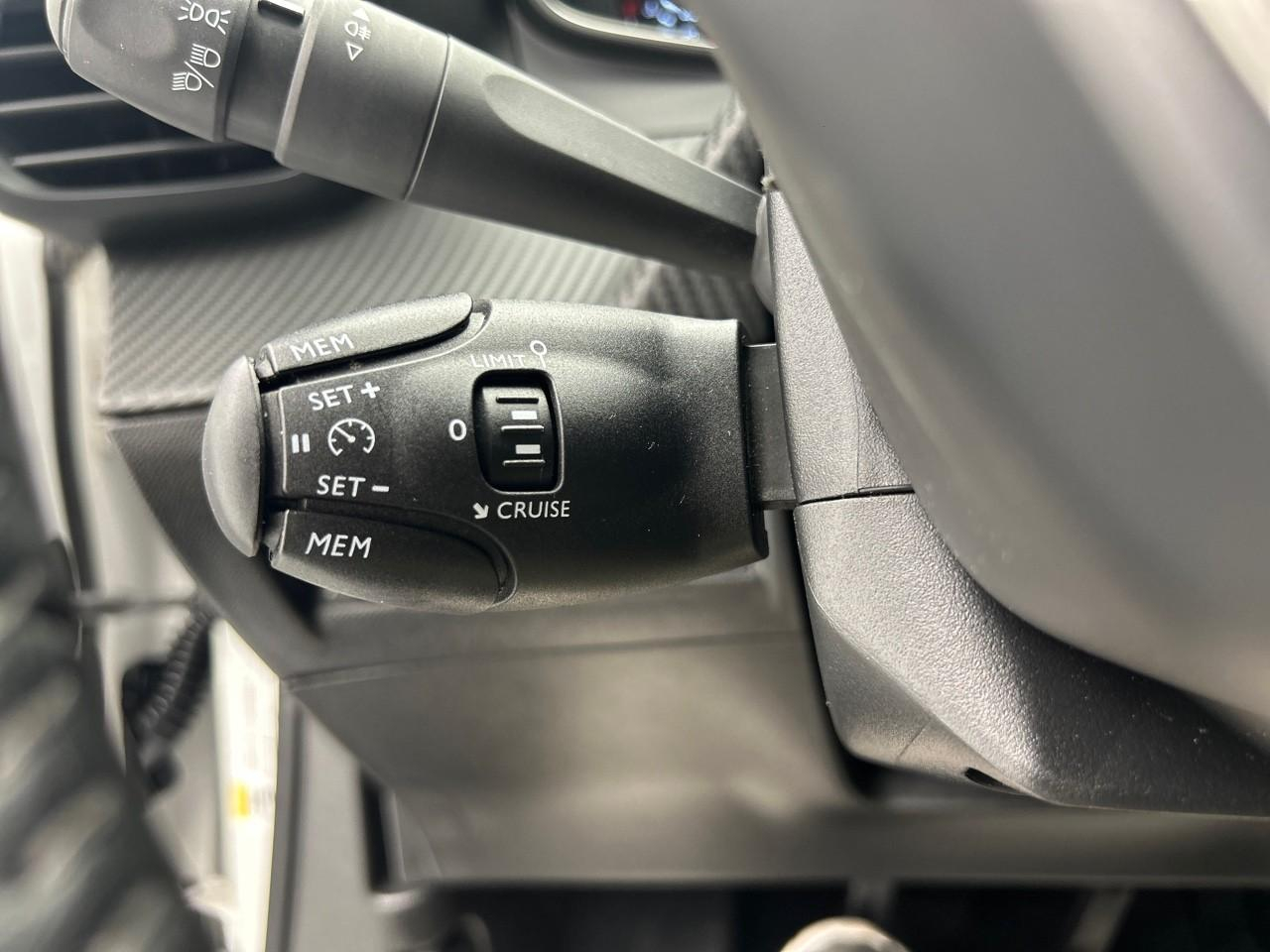 Peugeot 2008 puretech 130 s&s bvm6 allure — photo 20