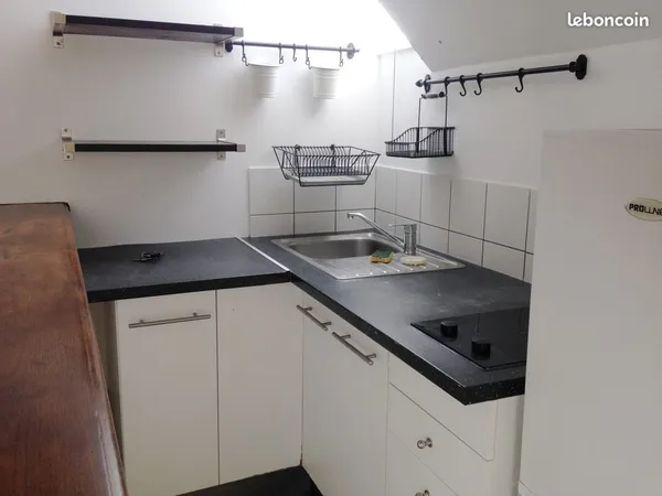 PETIT F3 CENTRE VILLE proche tous commerces et gare, rue calme