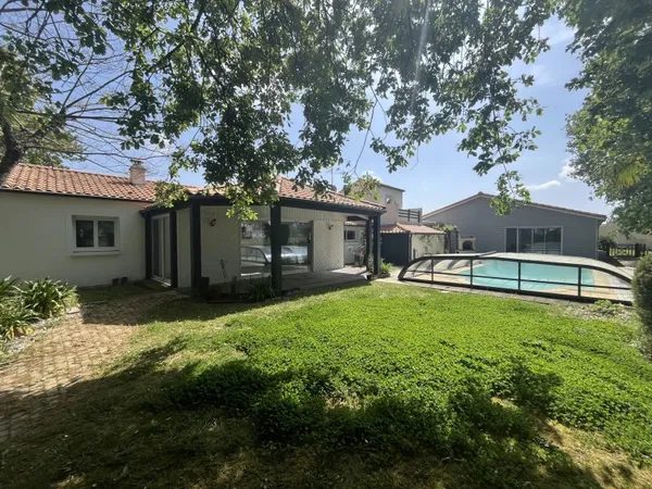 Maison 9 pièces 230 m²