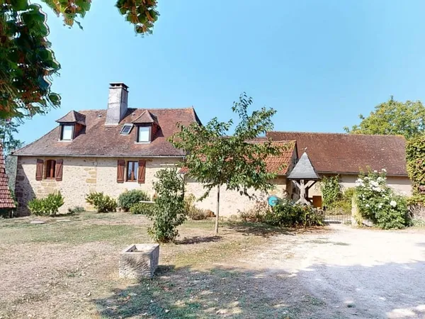Maison de caractère avec dépendances dans un hameau authentique en Périgord Noir.
