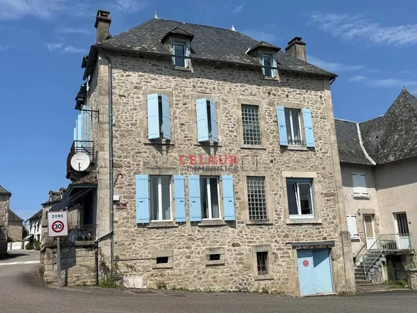 Belle maison en pierre rénovée avec garage
