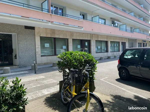 Bureaux Grenoble 122 m2 super équipés avec parkings sur grande artère (idéal pour groupe médical ou 