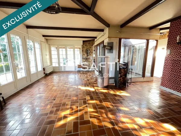 RARE - Maison atypique avec patio central, véranda et jardin