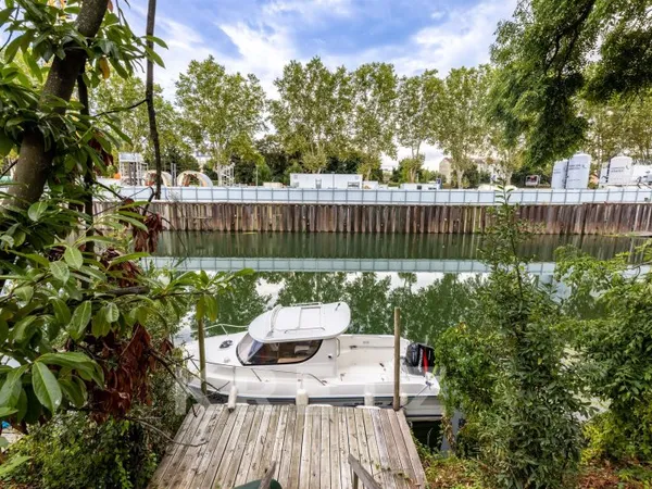 Maison d'architecte les pieds dans l'eau à 5 min du centre de Paris