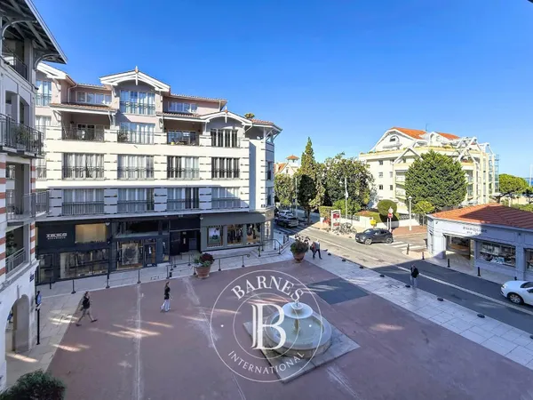 EXCLUSIVITÉ - APPARTEMENT TRAVERSANT AVEC DEUX CHAMBRES ET BALCON AU CENTRE-VILLE D'ARCACHON