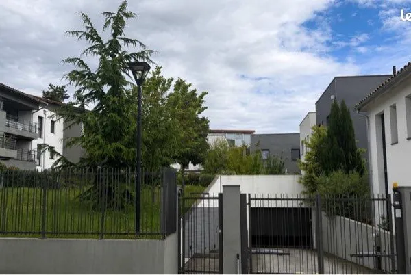 Loue grand garage fermé pour deux voitures
