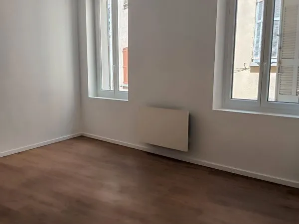 Appartement duplex 2 pièces neuf dans une maison de village du centre ancien de Callas