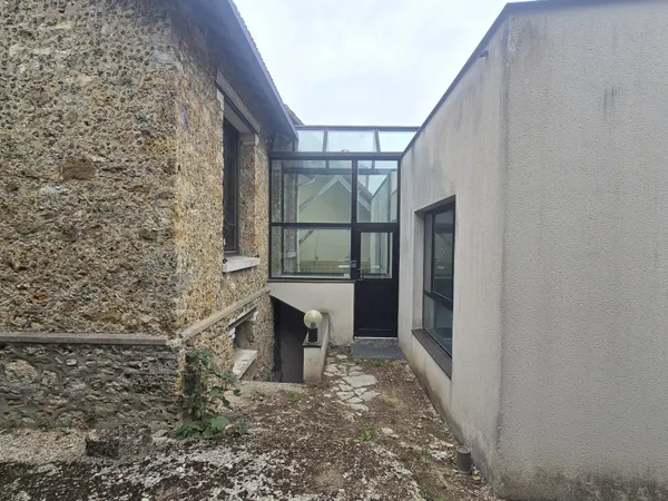 BUREAUX DE 120M2 DIVISE EN 2 PARTIES SUR 670M2 DE TERRAIN CL