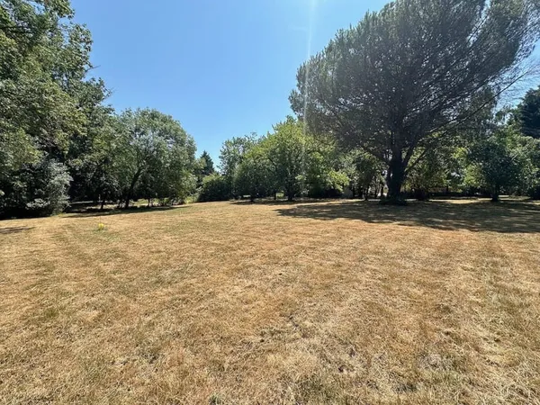 CASTELMAUROU, terrain viabilisé à bâtir de 1 404 m2