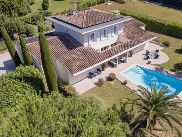 Maison de plain-pied 7 pièces 250 m²