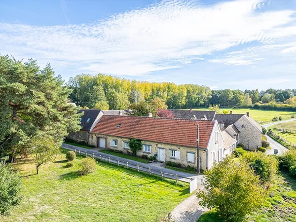 L'Écrin Intimiste : Longère de 1800 et son parc boisé d'un hectare à Bazainville.