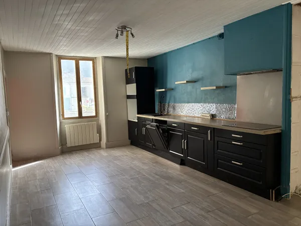 Maison de village avec cour et dépendance