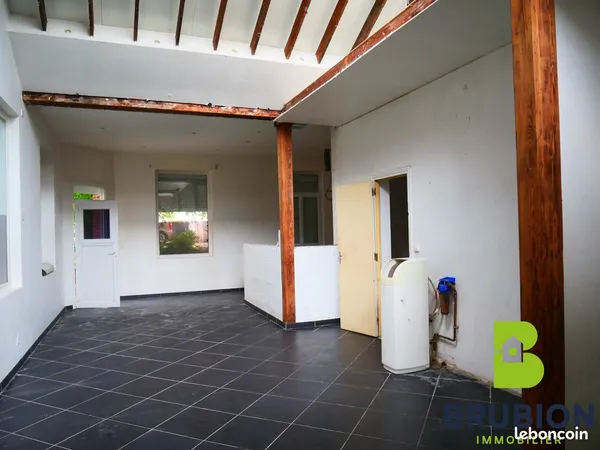 Local 221 m² Brionne