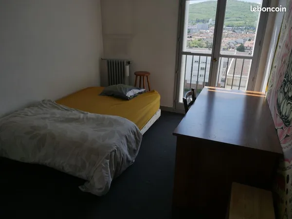Grande chambre meublée en colocation - 350 CC - Clermont-Ferrand