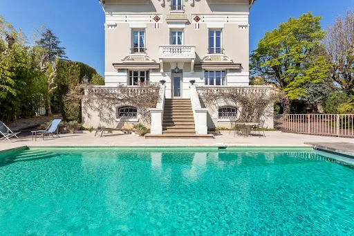 Propriété 7 pièces 394 m²