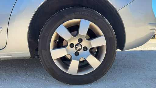 Peugeot 5008 1.6 HDi 115 - Active 7pl – 2014 – 109754 km – Diesel – Boîte Manuelle — photo 4