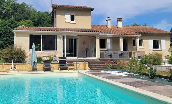 Maison chaleureuse! 2 cuisines. 4/5 chambres. 2 SDE.2 wc. Ss/sol. Garage. Piscine 11 X 6M. 2 Terrass