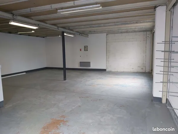 Entrepôt et bureaux de 216 m² - Locaux d'activité mixtes