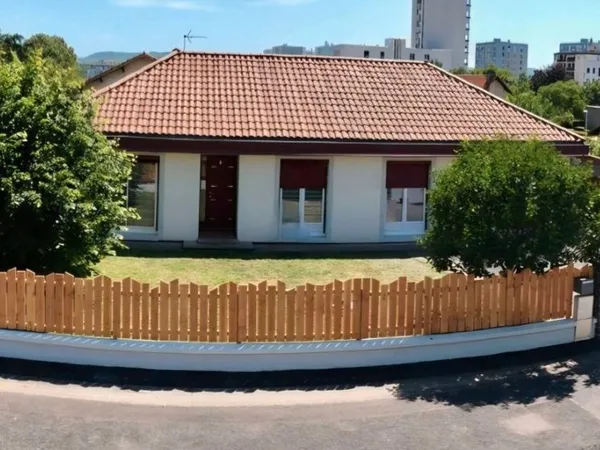 Maison de plain-pied entièrement rénovée au calme - 120 m²