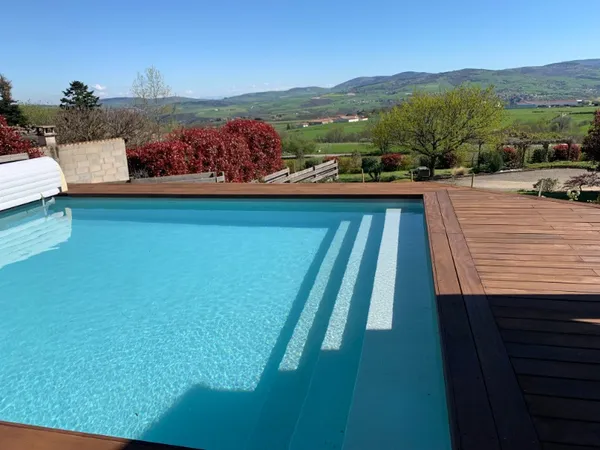 Maison contemporaine, plain-pied, piscine, calme absolu, et vue dégagée