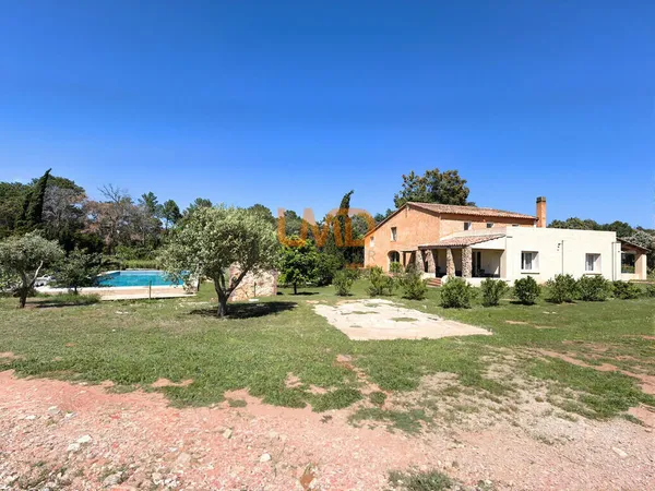 Mas provençal de 265 m² au coeur des vignes avec piscine  La Mot