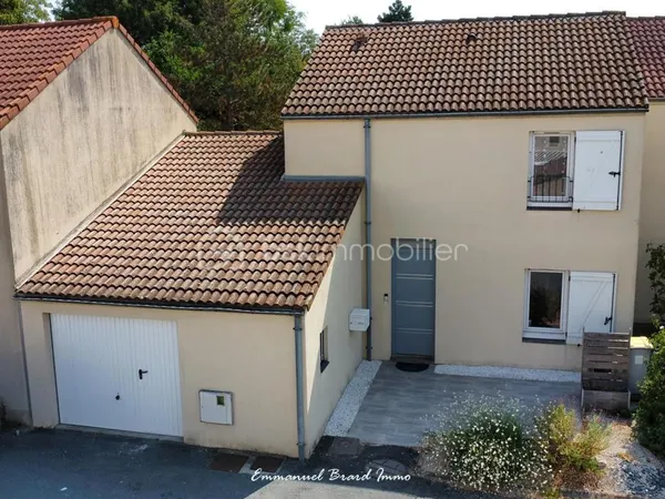 Maison mitoyenne avec jardin, à 2 minutes des facultés de Poitiers - 85 m² habitables et garage