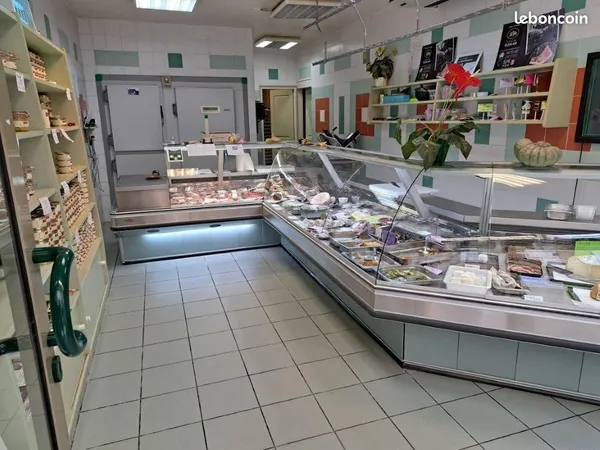 Vends commerce libre d occupation et appartement