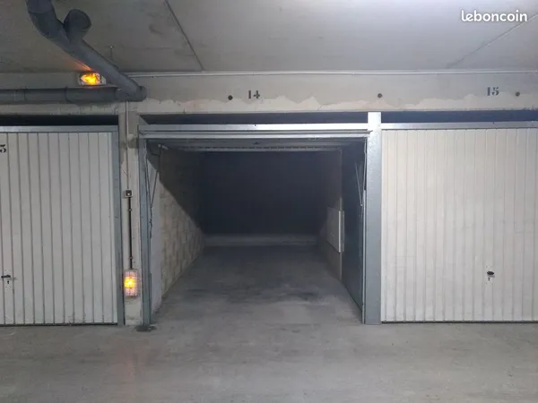 Très grand double garage box pour stockage ou véhicules