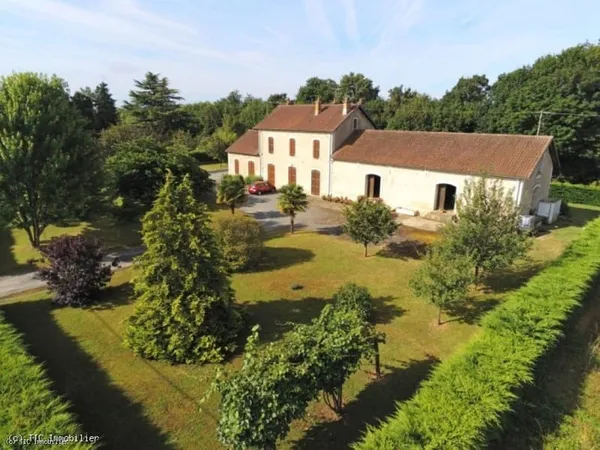 Ancienne Gare Dans Un Des Plus Beaux Villages En Charente