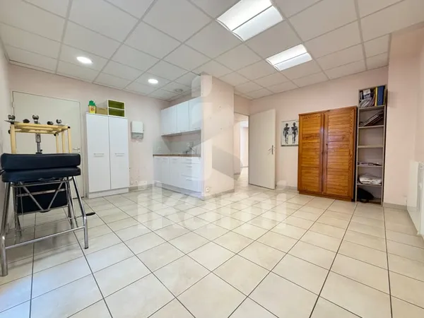Salles centre-ville Local professionnel de 51 m2
